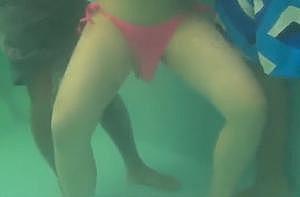プールで急に襲われて水着の中にバイブを無理やり装着されちゃう女子大生 ギャル 巨乳