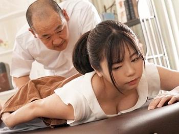 〈羽咲みはる〉まだまだ発育しそうなJKのおっぱい弄って蜜穴に電マあててバイブも固定してほぐす変態施術師！
