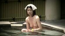 【露天風呂盗撮動画】温泉で半身浴してるスレンダーな人妻さんを隠し撮り