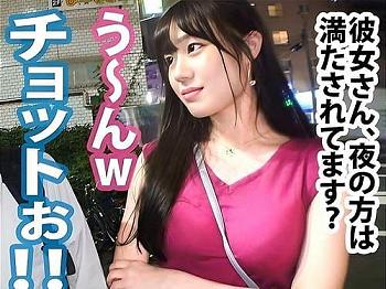 カップルの25歳巨乳素人彼女が彼氏のそばでマンコ手マン責め潮吹き、フェラ、手コキ、肉棒挿入でNTR中出しセックス。