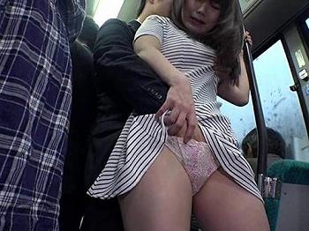 ＜ガチレイプ＞満員バスで行われた痴漢行為…美人妻が下着の中に手を入れられておまんこ弄られ寝取りチンポをハメられる！