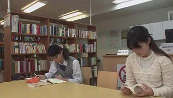 図書館の真面目女子高生横でエロ本読んだらモジモジ発情たまらず肉棒咥えさせ人気ない場所で声我慢生ハメ最高