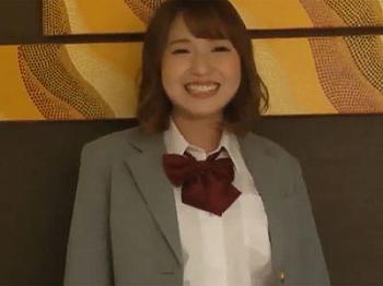 制服姿の美少女JKがおっさんチンポにご奉仕→制服目掛けて精液発射