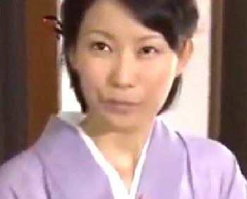 【ヘンリー塚本作品】「先生、今日もご指導お願いします。」人妻が足繁く通うお箏教室。師範に着物を脱がされ…