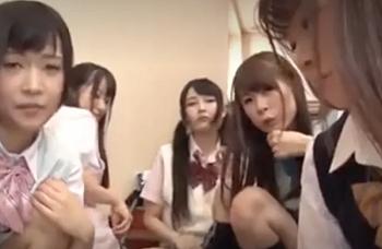 【星奈あい】ちっぱいロリ系制服女子高生たちとM男逆レイプエッチ