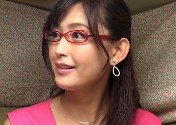 【メガネ人妻】少しずつ脱がされていく美人妻！清楚な感じが豹変していき不倫ファック