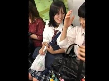 【削除注意＋逆さ撮り】『SSS級のアイドル顔！』超可愛い制服ロリJKを電車内でパンチラ盗撮したガチの映像が投稿され流出？