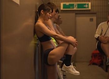 【中出し潮吹き】目の前の元気なちんぽに興奮し気づけば中出しされてしまっているおんなの子