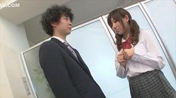 人気アイドルグループの担当者は、過剰な性的欲求を抱いたメンバーたちとの密接な関係を隠せない。