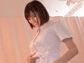 【スロー手コキ】パンチラ巨乳ナースが逆夜這いのエロ交尾！痴女り唾垂らしスロー手コキ！ゆさゆさパイズリ！