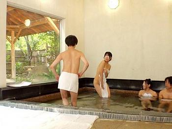 【夫婦交換NTR】旅行に来てた夫妻2組にインタビューと称して温泉施設にご案内！4人で相席混浴して貰ってエッチなミッション