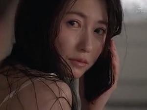 「どうしちゃったの！？」義理の母とはいえ、一人の女性！美熟女にガチ恋してしまった青年はとつぜん襲いかかってしまい&hellip;