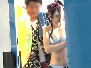 ビーチで大学生カップルナンパ！巨乳JDがオイルマッサージで中出しNTR！マジックミラー越しのカレを気にしながら寝取られS