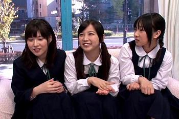 【JKナンパ】修学旅行中の美少女JKたちをMM号に連れ込んで初めての大人のズル剥けデカチン見せつけたら興味津々！