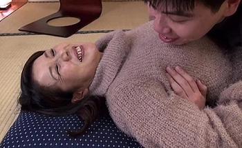 エロ美熟女なおばあちゃんがまさかの孫で発情しちゃう！背徳セックスで年の差をもみ消すほど本能のままに求めあう！！