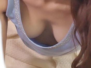 ＜人妻NTR＞寝取らせ願望のある旦那に頼まれて同僚を誘惑するノーブラ妻！奥さんの胸チラおっぱいに欲情した男達と乱交