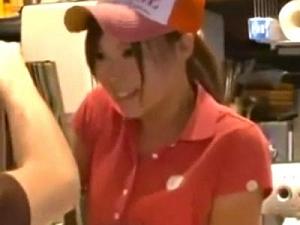 バイト店員が接客中に痴漢される！机の下からイタズラされ続け感じない様に声我慢するも無理やり潮吹き絶頂させられイキ狂う