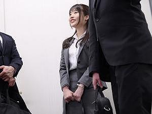 「うん…頑張ってくる…」出張に出かけた愛する彼女…新人だからいろいろと気張っていた女はうっかり酒を飲みすぎてしまい…