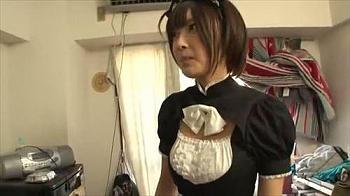 美少女は、お気に入りのコスプレ衣装に身を包み、素人の自宅で奉仕する。