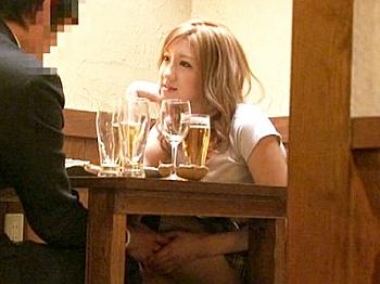 《素人GAL》を居酒屋で酔わせたら店内で垂れ乳揉んで手マンでアクメ♬♬人に見られそうな場所で巨根をしゃぶらせて立ちバック