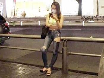 【デニム×素人】潮吹きお漏らしや痴女り両足コキ、グラインド騎乗位セックスでヤリマン美人ギャルお姉さんがシコい流れ！