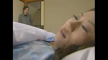 【上原優】【裏介護士】動けない不憫な娘のため絶倫介護士を雇う母！だがある意味もっと不憫な自分のムスメ！母の視線が痛いww