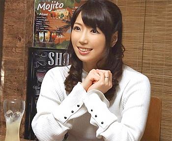 居酒屋で出会った綺麗な奥さんをお持ち帰りして巨乳を揉みクンニで感じるとチンポを咥えて挿入され喘ぎまくる淫乱人妻！