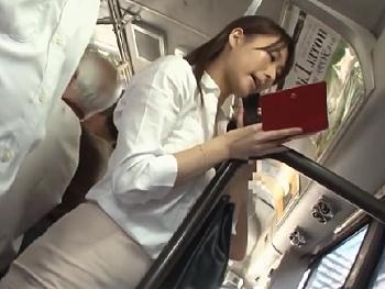 【ずらしハメ】パンツ中に仕込まれたオモチャにアヘつく女性！痴漢師に発情してしまいパコられる