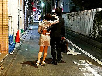 【女上司】「終電無いんでしょ？ウチおいでよ♥」露出度高い女上司の部屋着にオス発動ｗ 彼女待たせてNTRセックス！