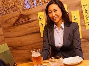 「それだけは&hellip;だめっ&hellip;！！」コンドームすら着けずにぶち込まれる部下のペニス！！夫のヤッてないのか、女のアソコはキュッと&hellip;