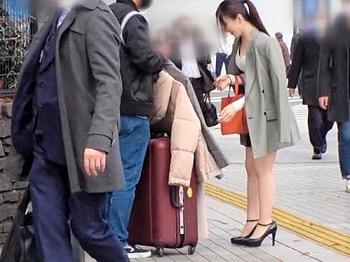 【素人ナンパ】新宿アルタ前でポニーテール美容部員GET！エロ行為も成すがままに受け入れ大きな声で喘ぎまくる！
