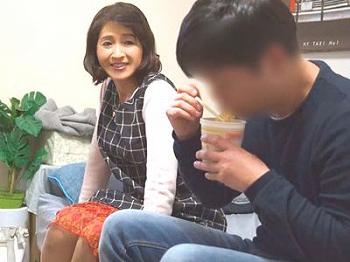 【熟女】おばさんレンタルの50代美魔女美女人妻を盗撮隠し撮り!ベッドで添い寝お願いからなし崩しハメのエロ不倫セックス!