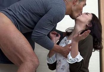 【人妻】少年野球の世話焼きママたちと不倫にハマるコーチｗ熟れたボディをガチムチ筋肉チンポで貫く！