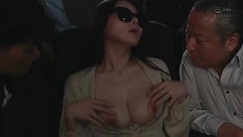 旦那の目の前で知らない男に弄ばれる妻&hellip;羞恥と快感が入り混じる映画館の夜