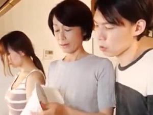【嫁の母】娘夫婦と同居している義母のお尻を触り悪戯する娘婿！夫を亡くした未亡人の義母が娘婿に抱かれて女の悦びを思い出す！