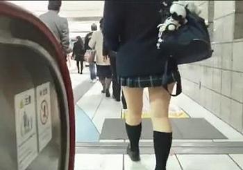 女子校生を尾行して制服スカートをめくり撮りするヤバすぎガチ盗撮！