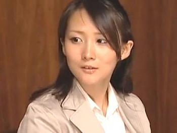 【人妻】映画の試写会と騙されおじさんとAV鑑賞させられた美女奥さん⁉エロ相互オナニーから無許可中出しセックスしてしまい&hellip;