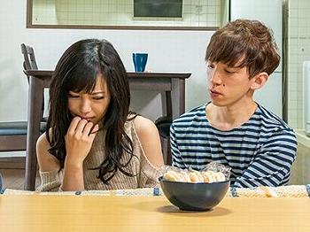 【義母×息子】父親が再婚した若い義理のお母さん…コタツで眠る父親を横目に母親を寝取る家庭内エロ不倫セックスで近親相姦！