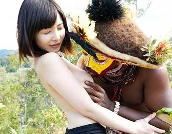 ◆秘境に住む原住民を日本のち女が誘惑！手コキやフェラで興奮しきったデカマラと野外セックス！