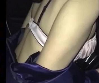 《個人流出》深夜の車内でセックス撮影！ピンクの下着の貧乳少女を運転席に座らせて突き上げ座位ピストン