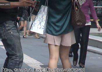 【素人熟女ナンパ】四十路くらいの派手な下着の美魔女巨乳おばさんを連れ込み中出しセックスしちゃったエロ動画！