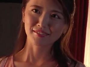 「私がシてあげるから&hellip;じっとしてればいいの&hellip;」嫁の友達と&hellip;許されない関係！！美人でイヤらしいその熟女に誘われて