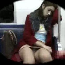 【OL パンチラ 盗撮動画】午後23時ごろの地下鉄電車で目の前にミニスカが座っているOLギャルを隠し撮り