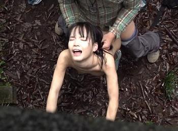 捜索願いが出てた女子小〇生を全裸で発見！欲望が抑えきれず誰もいない森の中で何度も種付けしてしまった・・・