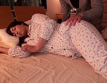 ムチムチボディの義母に睡眠薬を飲ませて寝てる時に巨乳を揉みぶっかけて次の日に襲って巨乳を揉み手マンやクンニで感じまくる！