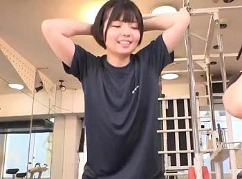 ちびっこ女子生徒が身体を鍛えにやって来たのに、コスプレ好きの変態トレーナーの餌食となる！