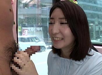 【人妻ナンパ】商店街で働く35歳overの奥さま限定！アンケートと称して旦那より大きいチンポを見せたら股を開いてしまうの