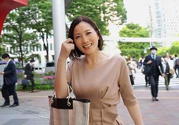 【初撮り人妻】『今日は母じゃなく女として来ました。』3人の子育てを終えた主婦(43歳)が8年ぶりのセックスに挑む！