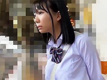 〔中出し×素人〕豊満な胸を持つ美少女が満員の車両で悪魔の手に翻弄され逃げられない快感に溺れる瞬間ｗ