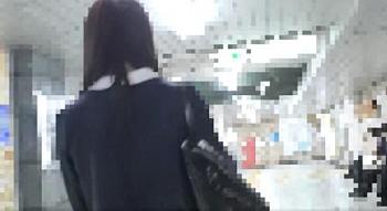 【JKレイプ】生理中の制服ロリ美少女ｊｋが痴漢に手マンでアソコを濡らされ勃起チ○コを擦りつけられる盗撮映像。